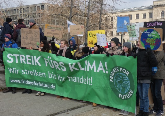Ikasleak klima-aldaketaren aurkako borrokaren buruan