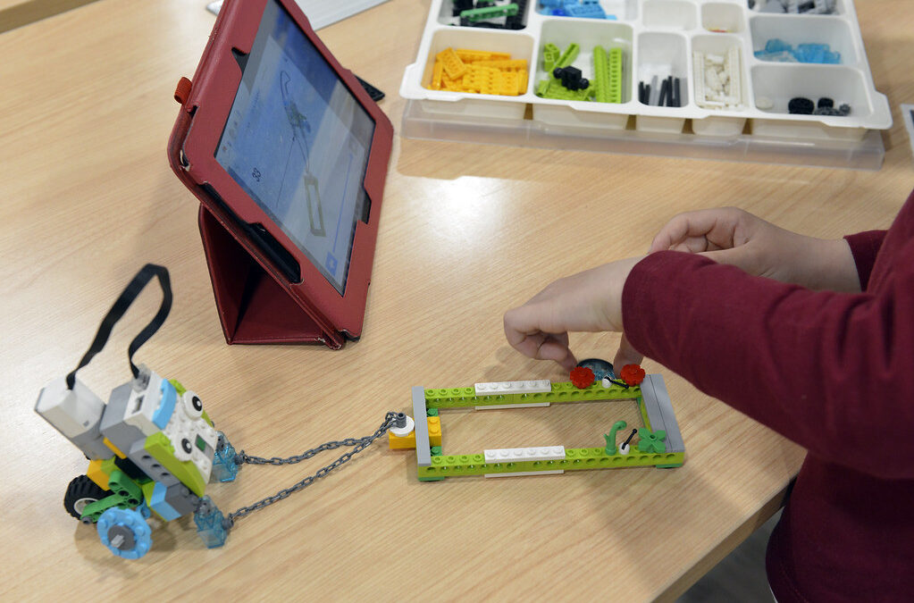 Hezkuntza-robotika: simulagailuei buruzko berrikuspen bibliografikoa
